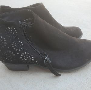 Girls booties size 3